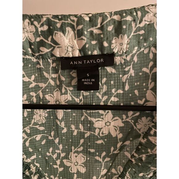 Ann Taylor V neck Ruffled Blouse small - Picture 3 of 6